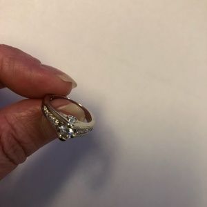 Beautiful 14kt White Gold Diamond Ring.